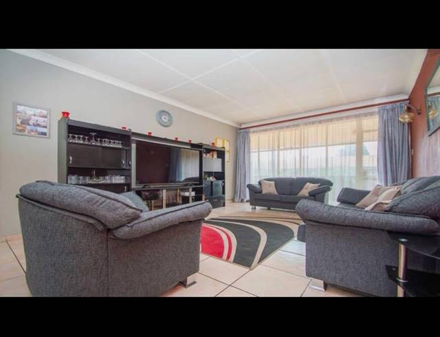 2 BEDROOM APARTMENT FOR SALE IN FLORIDA LAKE